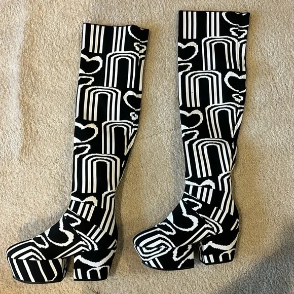 靴 PRADA JACQUARD PLATFORM ANKLE BOOTS Prada Graphic-Print Jacquard Knit Platform Boots on SALE | Saks